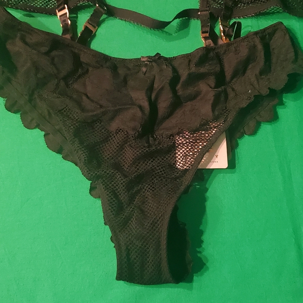 NWT SAVAGE X FENTY LACE PANTIES